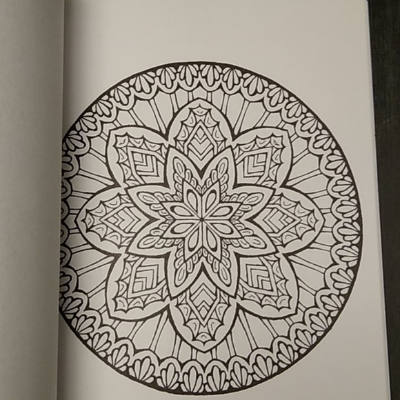 Mandala adult coloring book - Picture 10 of 16
